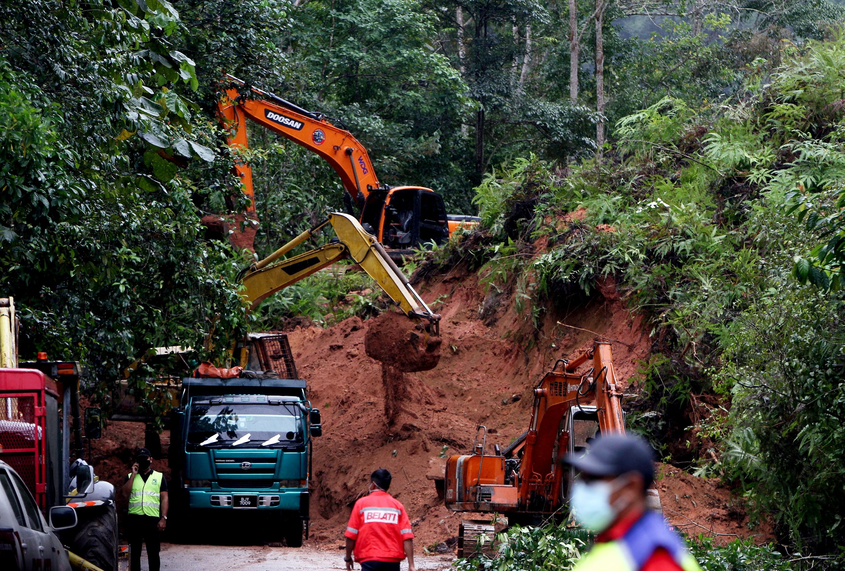 Hujan berterusan punca tanah runtuh di Simpang Pulai