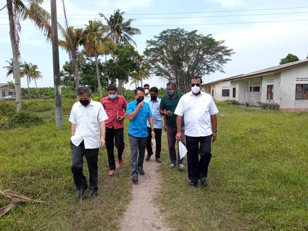 சிலாங்கூர் மாநில அரசின் ஏற்பாட்டில் மோரிப்  டூசுன் டுரியான் தோட்டத் தொழிலாளர் வீடுகளுக்கு மின்சாரம்.