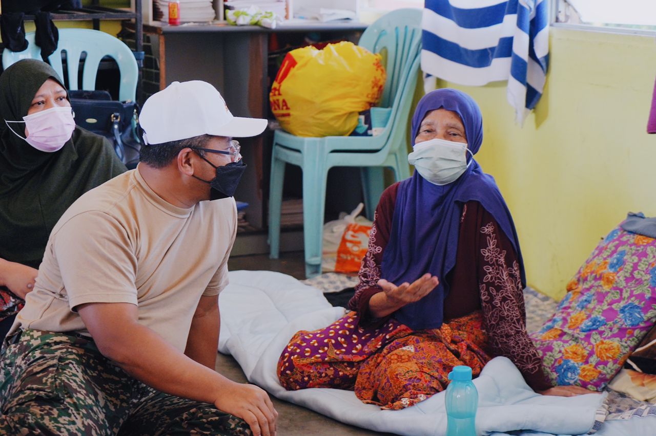 MB visits Bukit Changgang flood victims, distributes aid