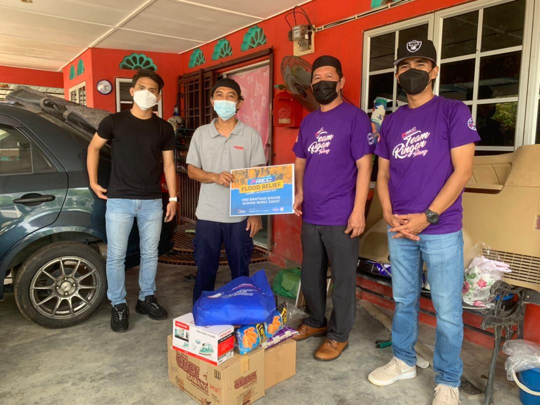 PREC agih bantuan makanan, zakat kepada lima keluarga terjejas banjir