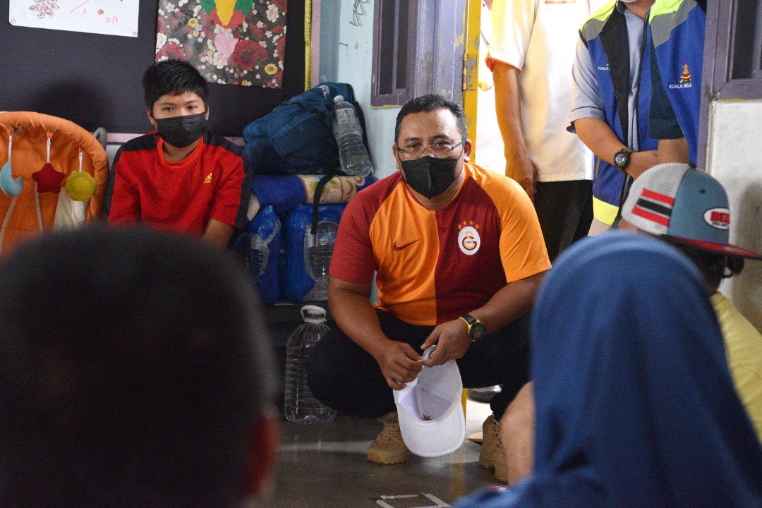 MB lawat mangsa banjir di pusat pemindahan Kuala Selangor