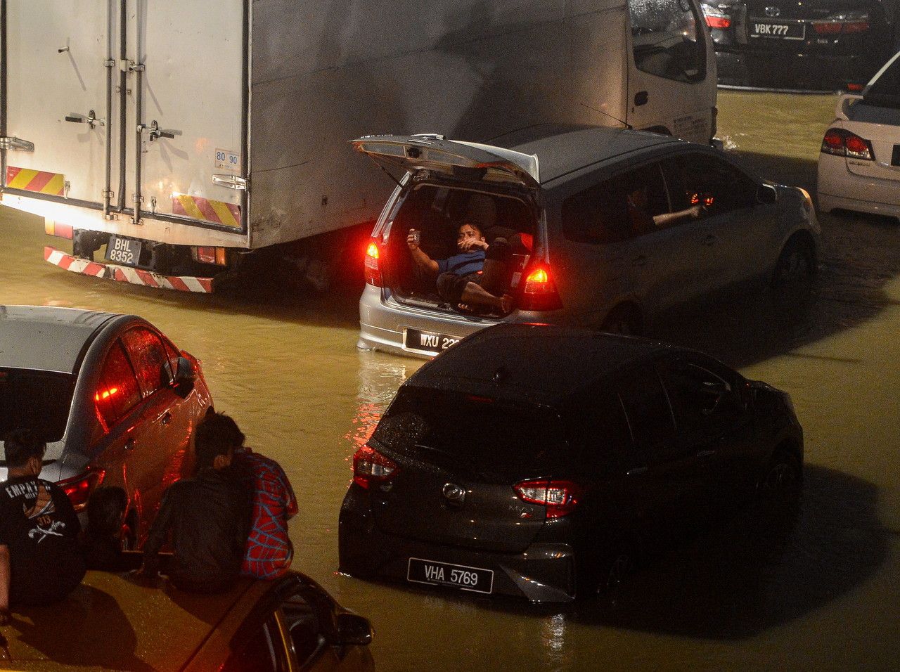 300 penduduk Taman Sri Muda diselamatkan, dibawa ke pusat pemindahan
