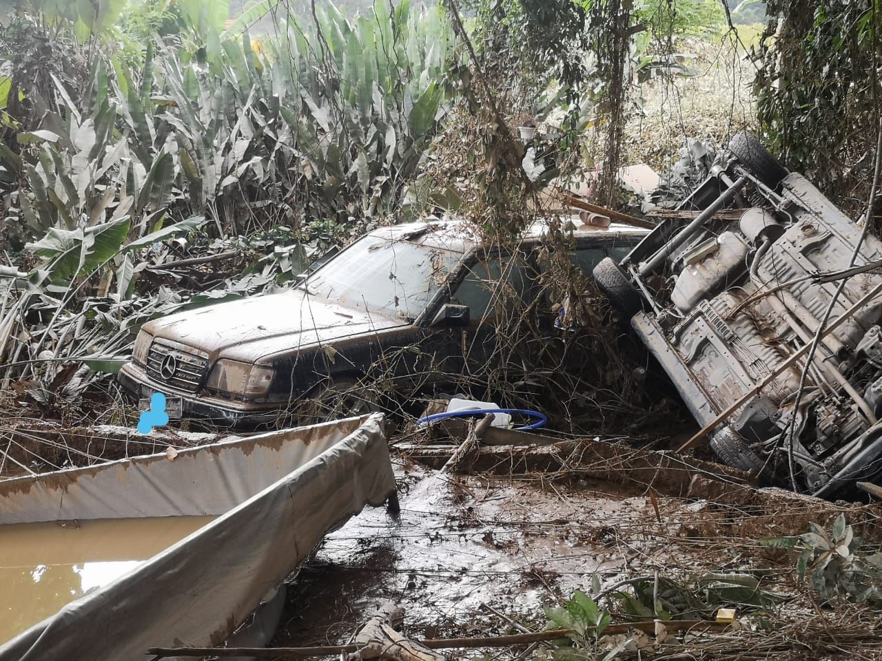 Pengumpul Mercedes redha lima kereta termasuk limosin dihanyut banjir