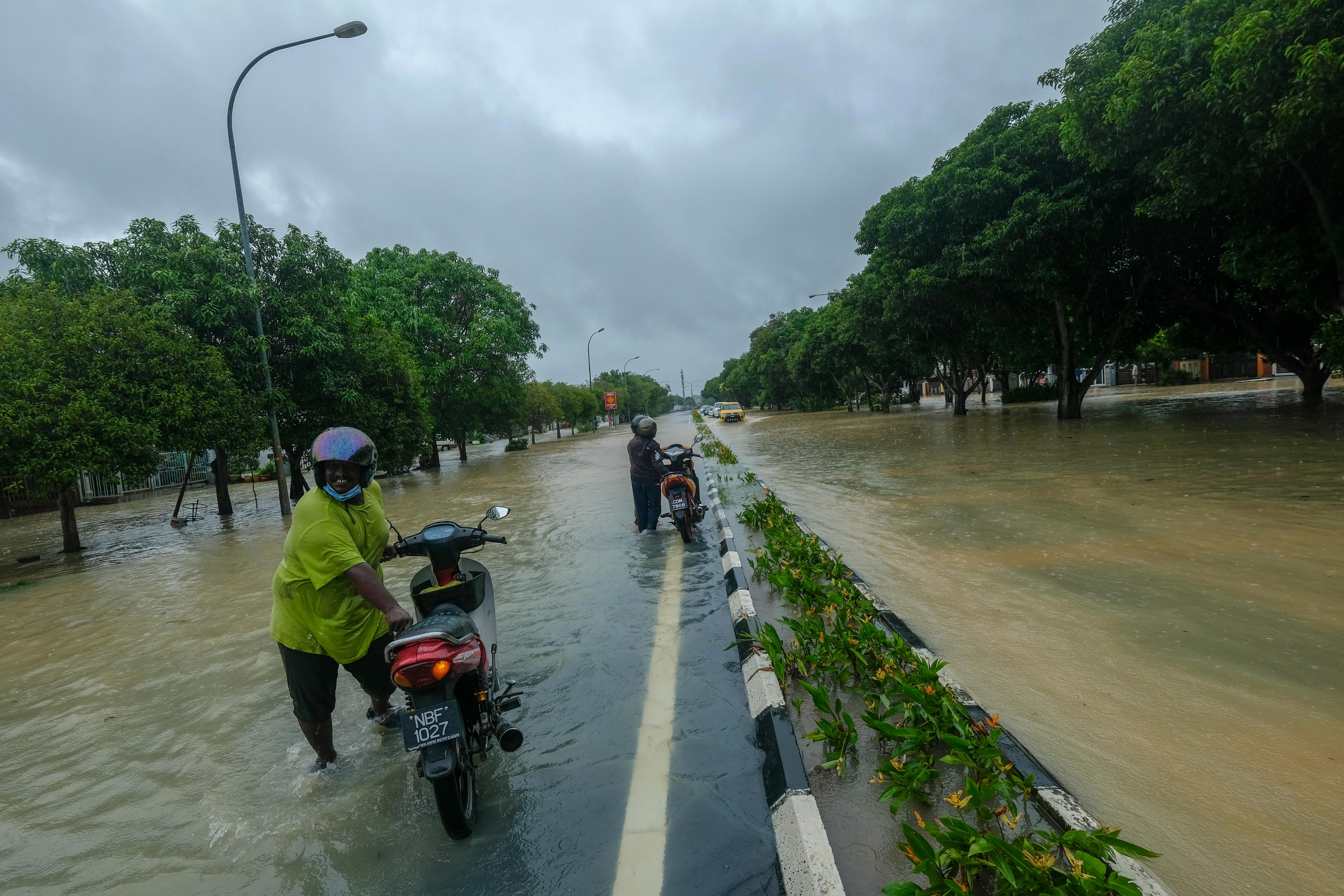 Sungai Melaka di Batu Hampar lepasi paras bahaya