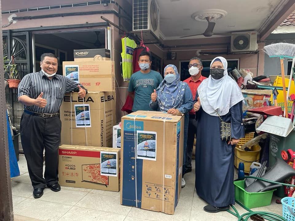 வெள்ளத்தால் பாதிக்கப்பட்ட எம்.பி.பி.ஜே. பணியாளர்களுக்கு மின்சார சாதனங்கள் விநியோகம்