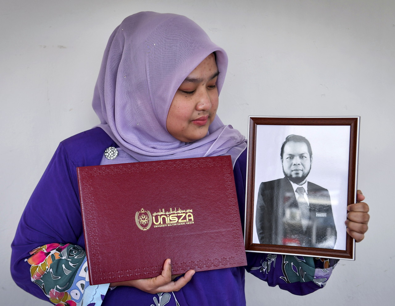 Isteri kuatkan semangat hadir terima ijazah sarjana arwah suami