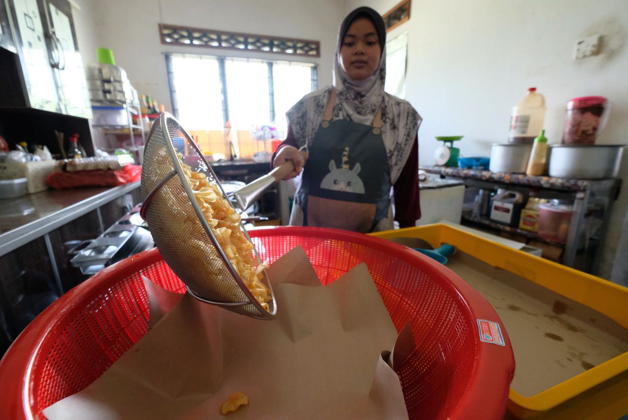 Bermula dengan 'ketagihan', kini kerepek ngaku jadi sumber pendapatan