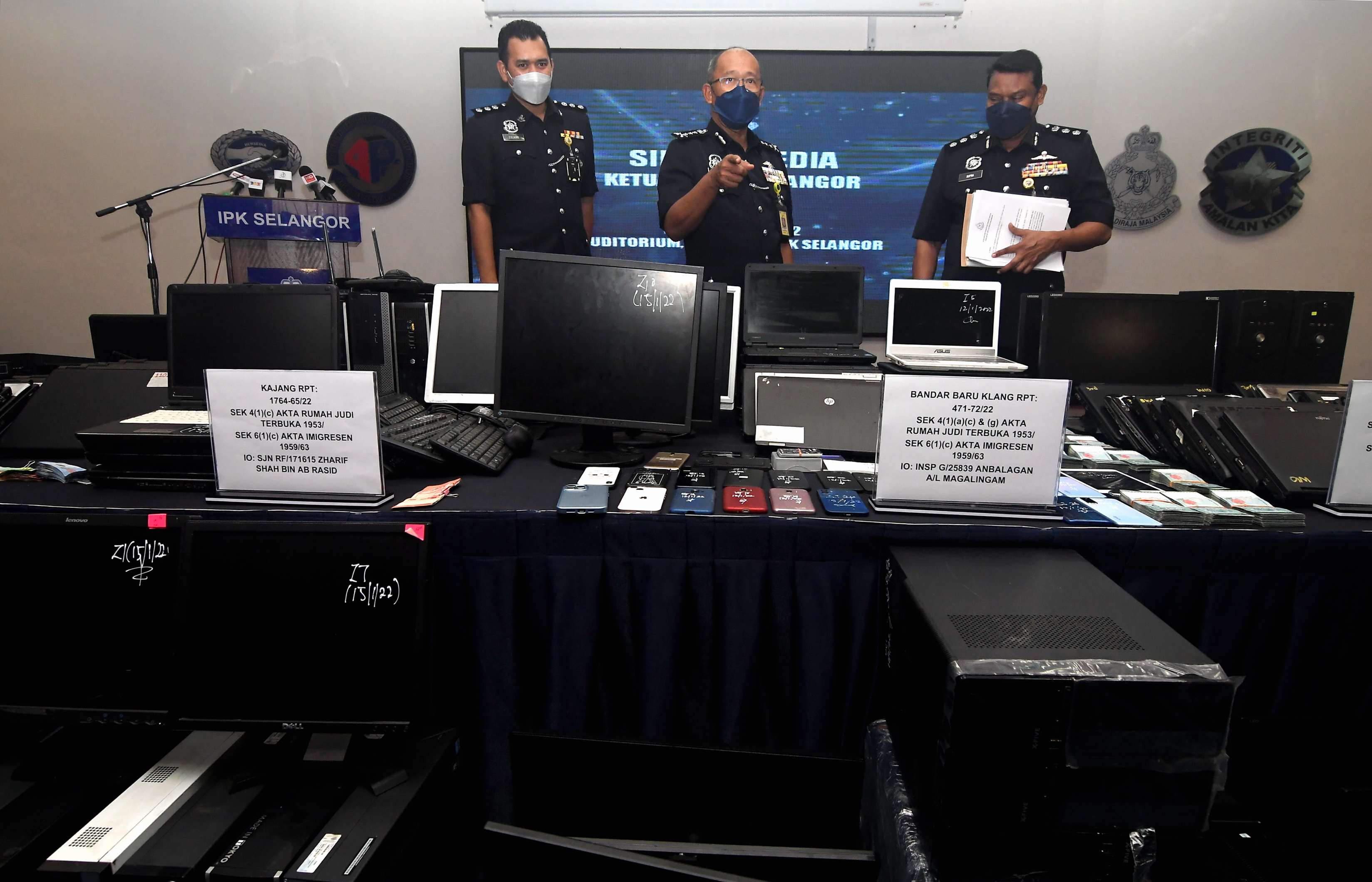 Polis tahan 10 ahli sindiket judi dalam talian di Klang