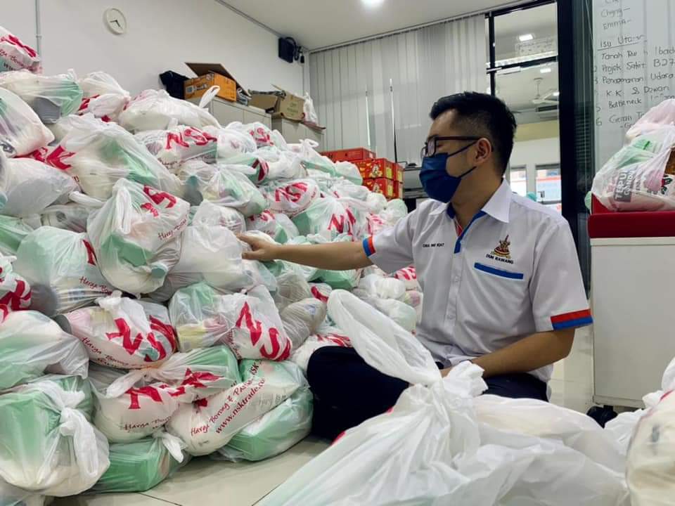 DUN Rawang agih baucar beli-belah nilai RM100, bantu persiapan Tahun Baharu Cina