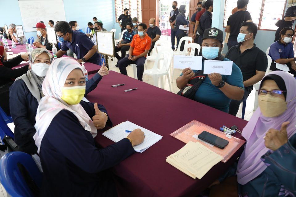 Post-floods: 800 flood-affected families receive financial aid