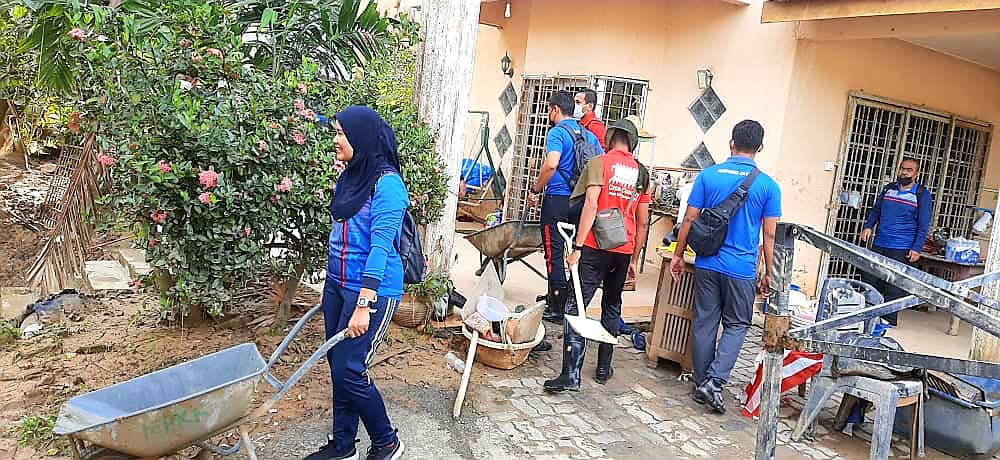 48 pegawai, anggota polis Ampang Jaya bantu bersih rumah mangsa bah Hulu Langat