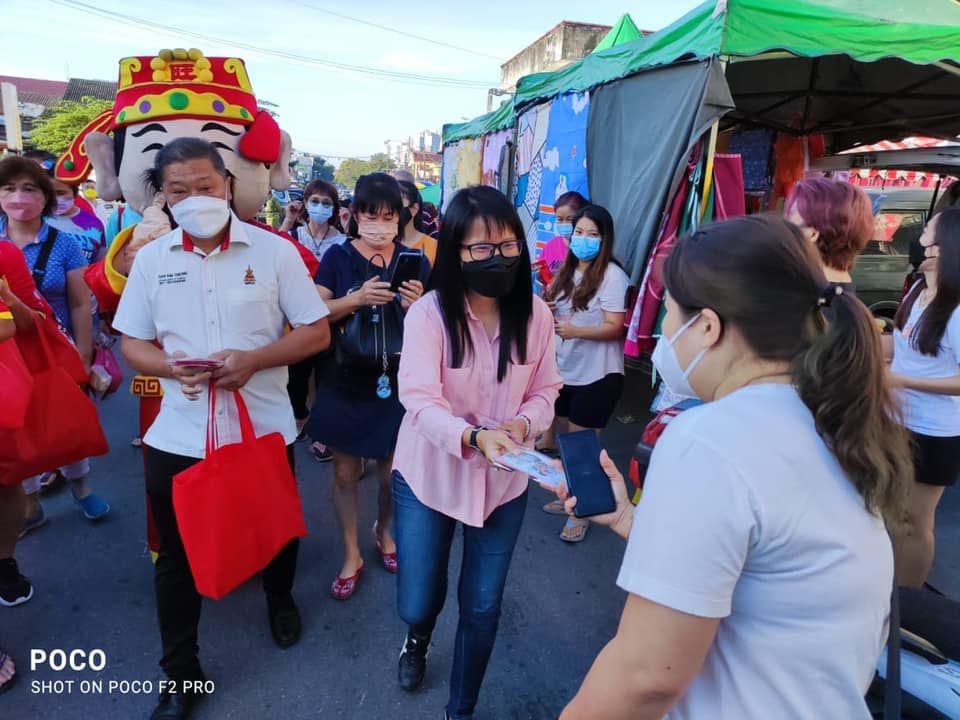 两醒狮昨早光临蕉赖11里巴刹 增添新春气氛