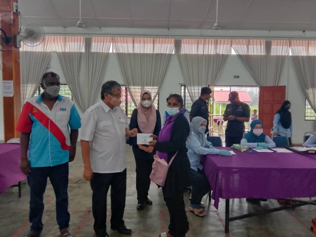 கம்போங் பூங்கா ராயா குவாங், மக்களுக்கு வெள்ள நிவாரண நிதி வழங்கப்பட்டது.