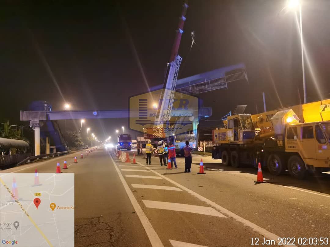 遭撞毁行人天桥顺利拆除 瓜雪至巴生联邦5号公路恢复通车