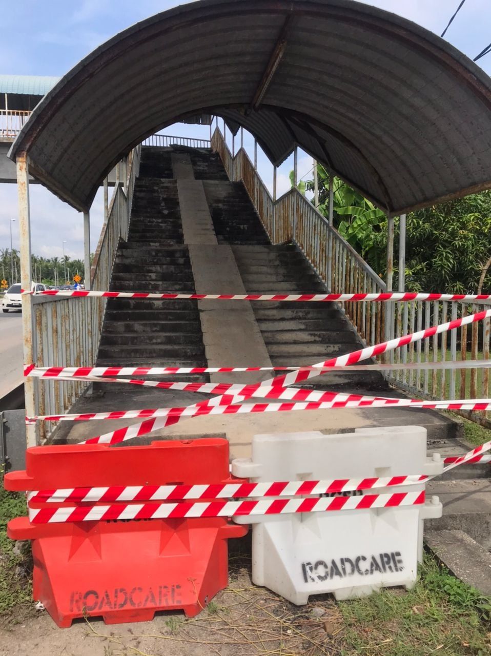 瓜雪柏马登国中前天桥被撞毁    今晚至周四清晨封路清理