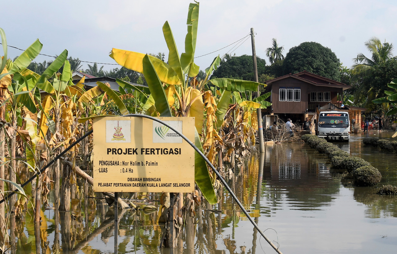 Repair work at Sungai Langat to strengthen, stabilise existing embankment