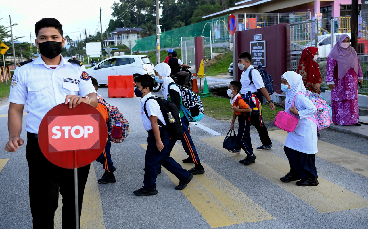 Tiga juta pelajar dapat bantuan sekolah RM150 mulai Isnin
