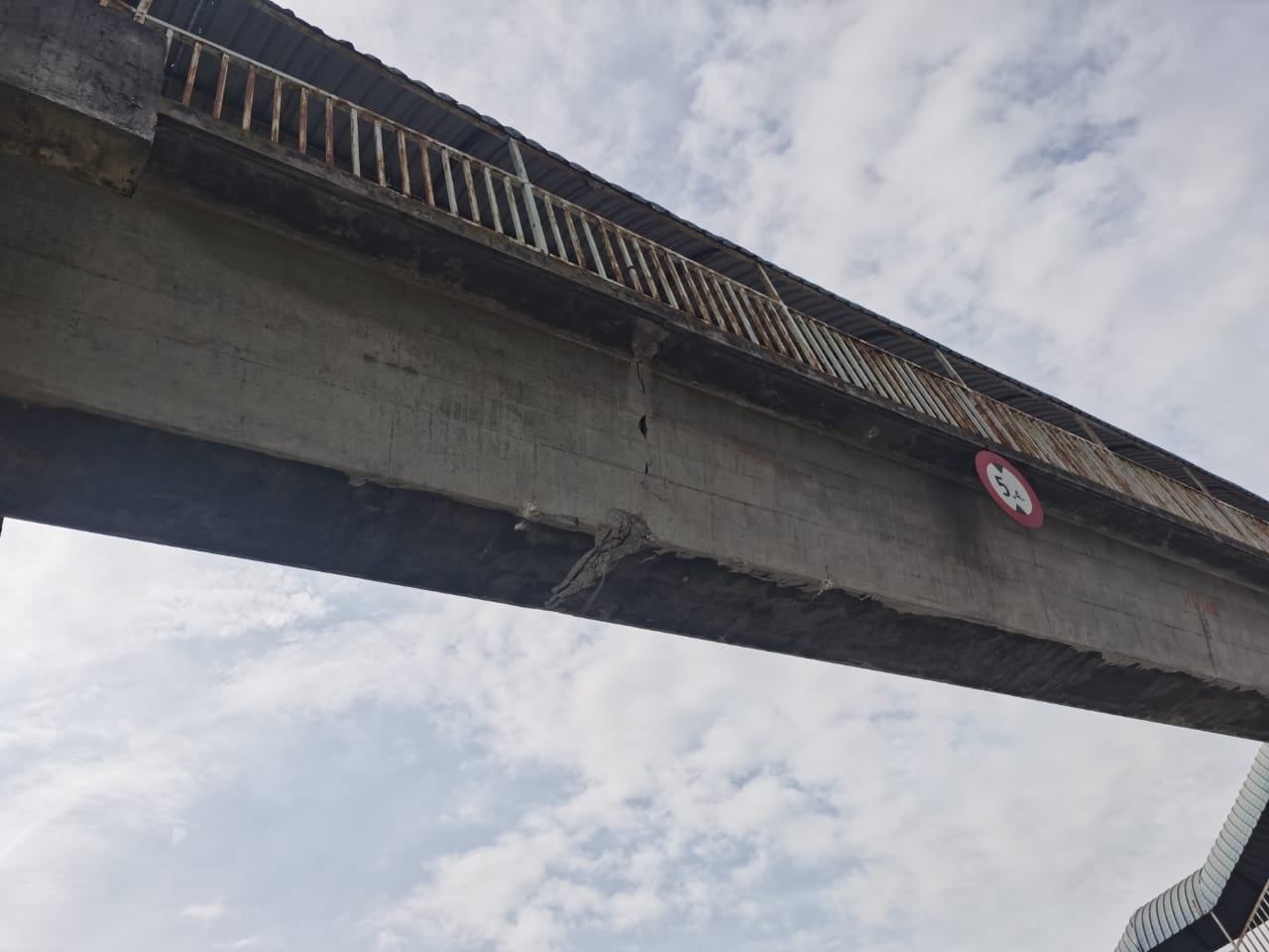 瓜雪柏马登国中前天桥被撞  桥底现裂痕.过路时请警惕