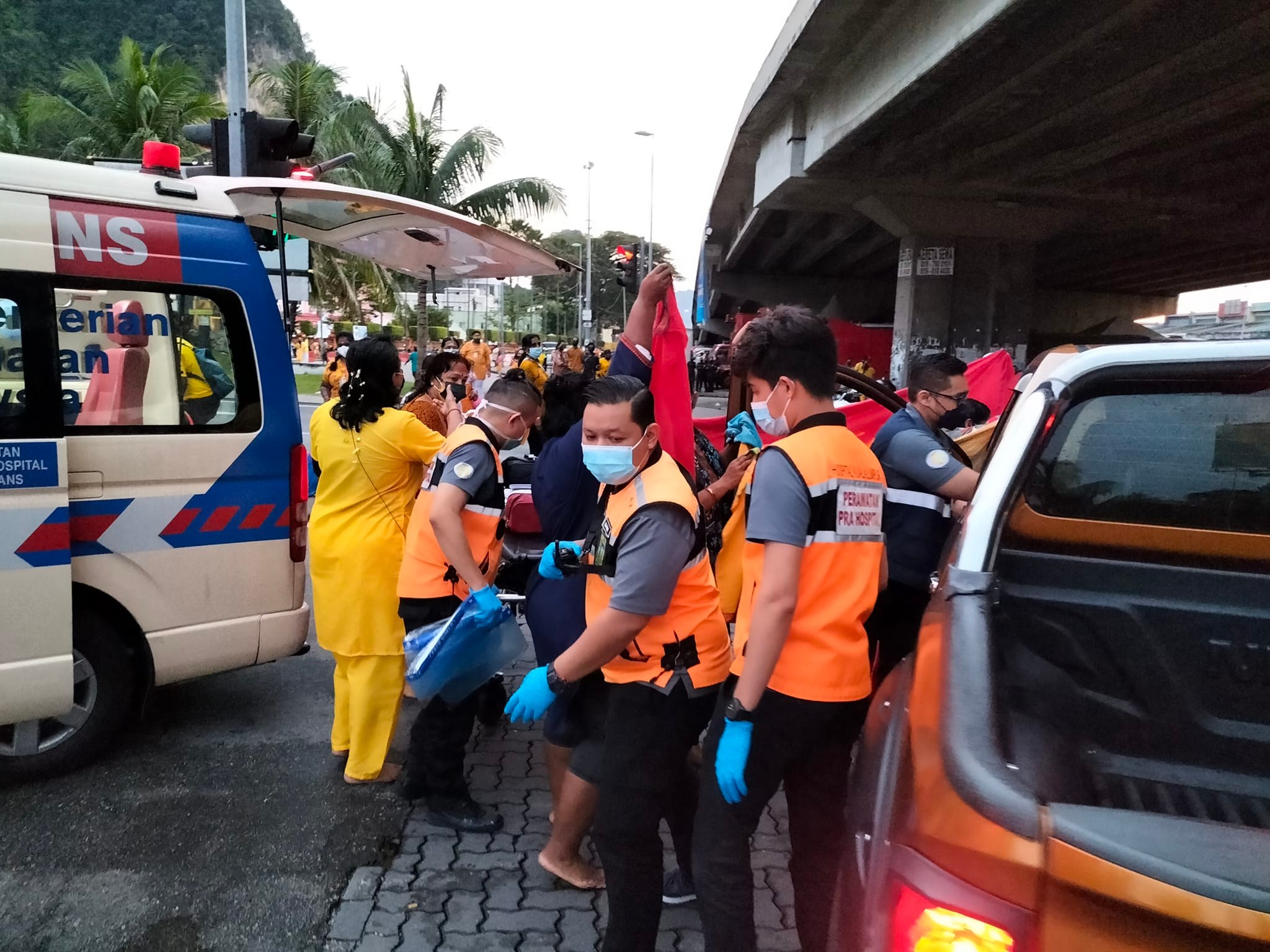 Ibu bersalin dekat kuil Batu Caves terharu dibantu peserta Thaipusam