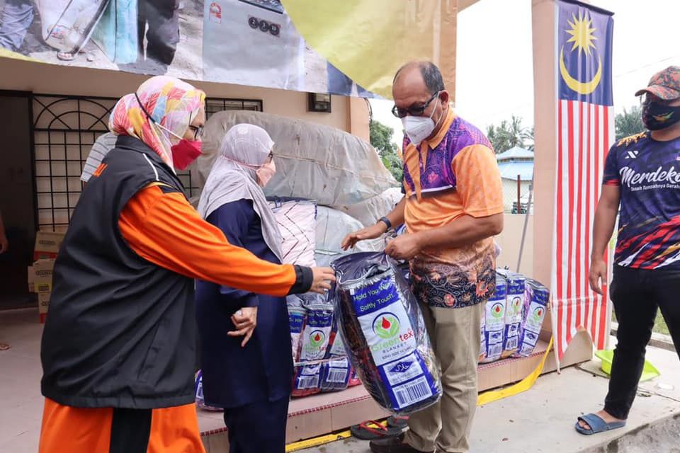 Banjir: Wakil rakyat Pandan Indah sumbang pelapik tidur, makanan kepada mangsa