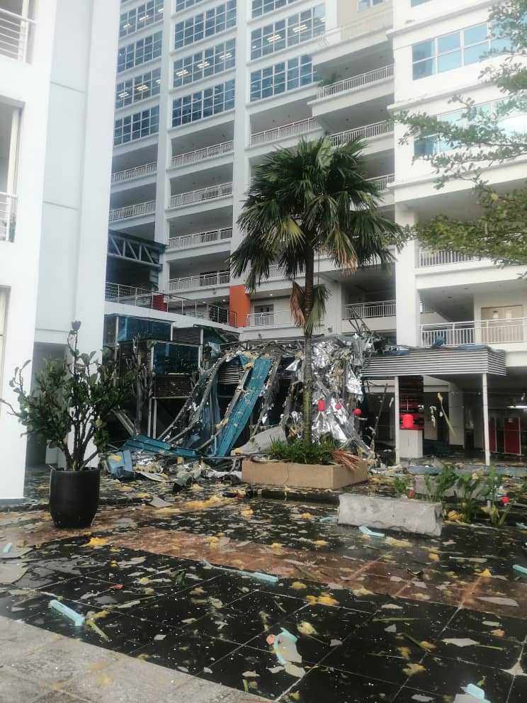 Angin kencang, bumbung lobi MSU runtuh