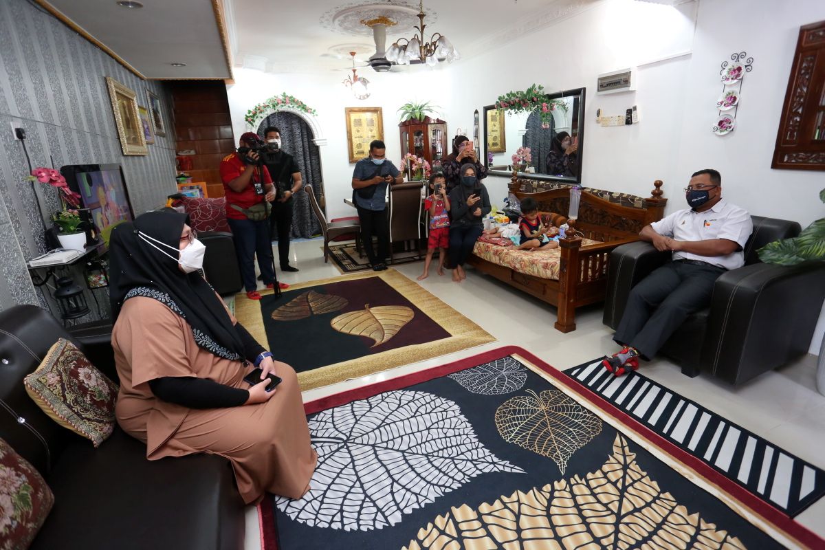 MB ziarah, beri sumbangan balu staf MBSJ meninggal dunia bantu mangsa banjir