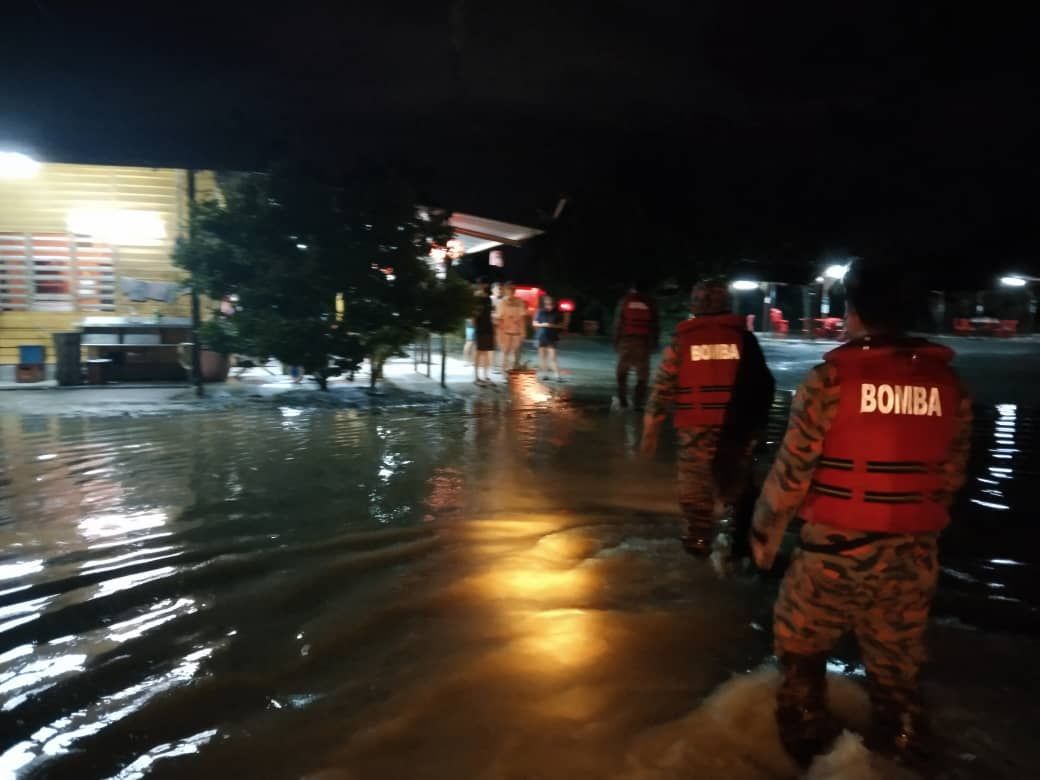 Enam keluarga terlibat banjir di Banting dipindahkan