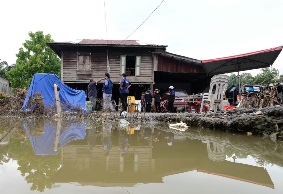 Flood victims at Kelanang, Banting moved to relief centres