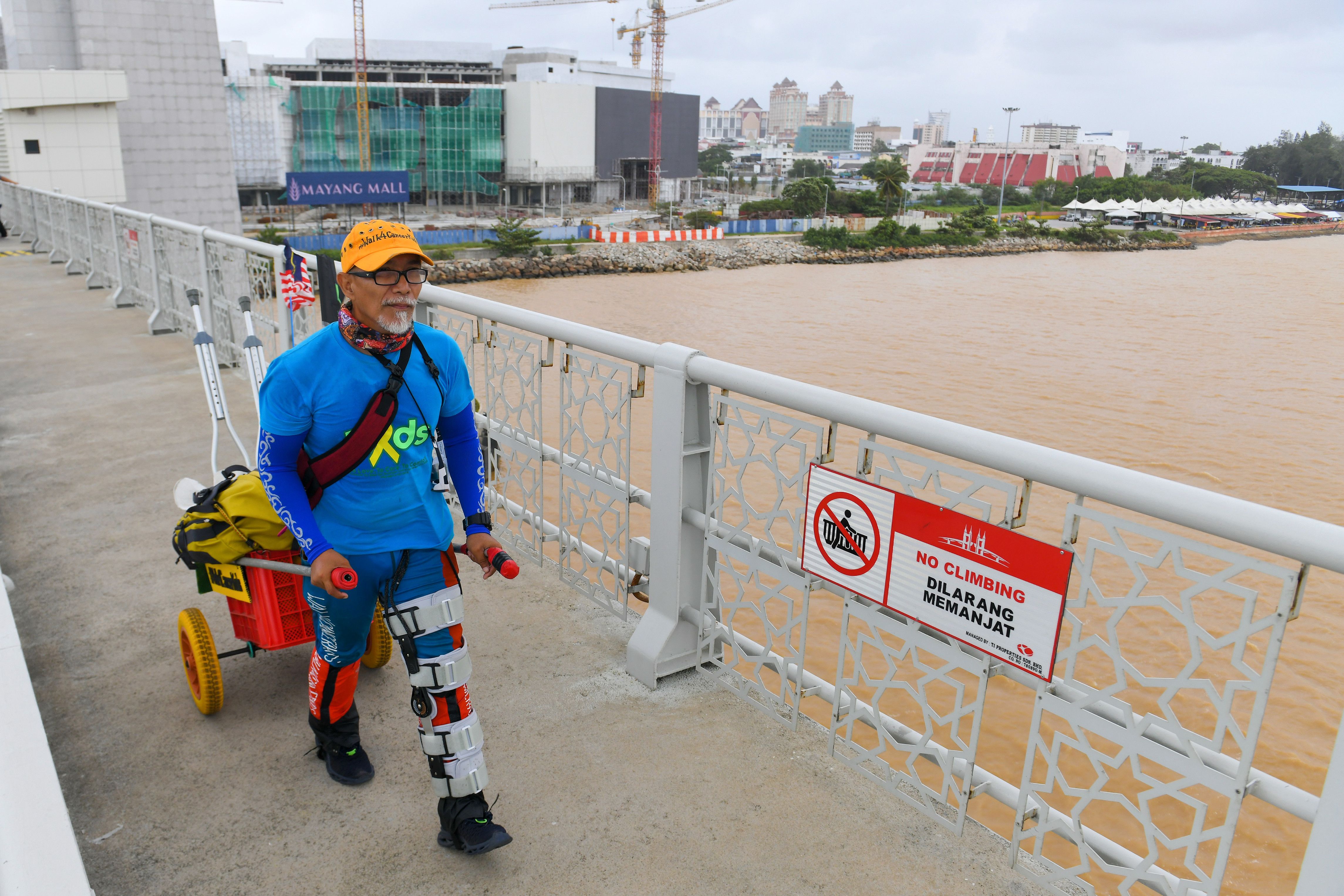 Lelaki 58 tahun jalan kaki 165 km bantu kanak-kanak pesakit barah