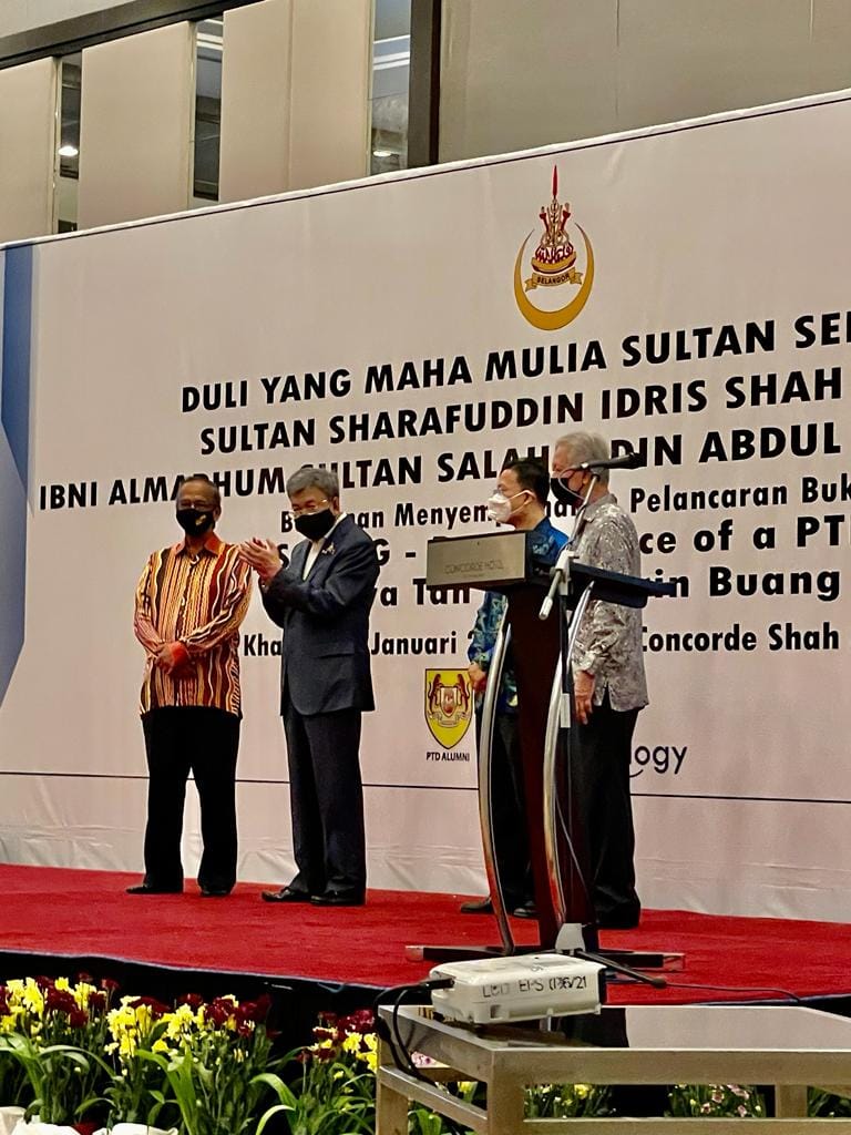 Sultan Selangor lancar buku bekas ketua audit negara