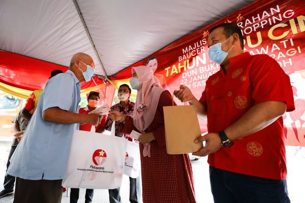 武吉美拉华蒂区派购物券 450户喜获100令吉办年货