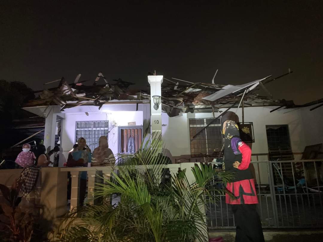 Ribut berserta hujan batu, 40 rumah di Kampung Kebun Bunga rosak