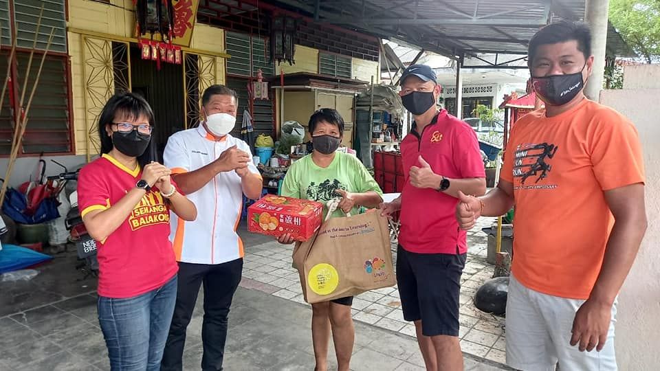 议员蕉赖11里新村拜早年 村民疫情下感受“年味”