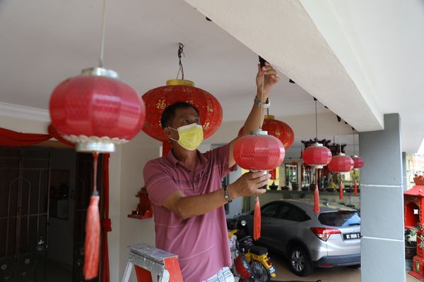 新村灾黎忙善后 收拾心情过好年