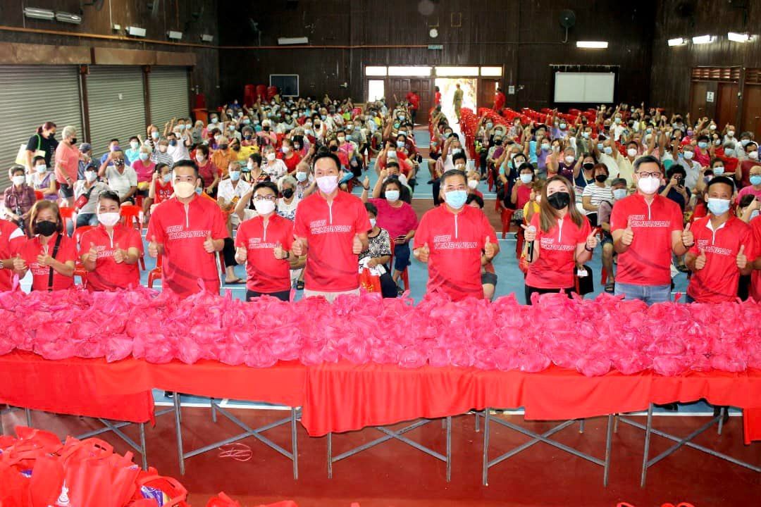 欧阳捍华春节送爱心 派650公斤生猪肉.3250公斤白米给中下层