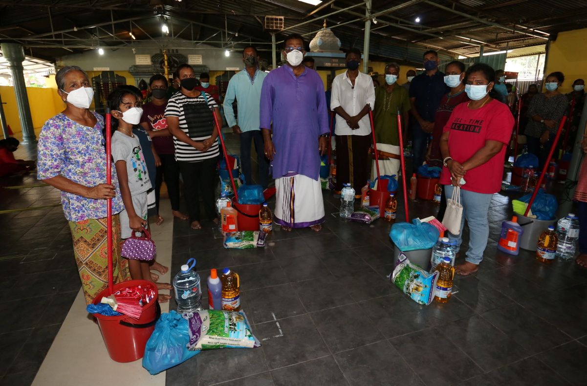 வெள்ளத்தில் பாதிக்கப்பட்டவர்கள் உள்பட 50 பேருக்கு பொங்கல் அன்பளிப்பு- செந்தோசா தொகுதி வழங்கியது