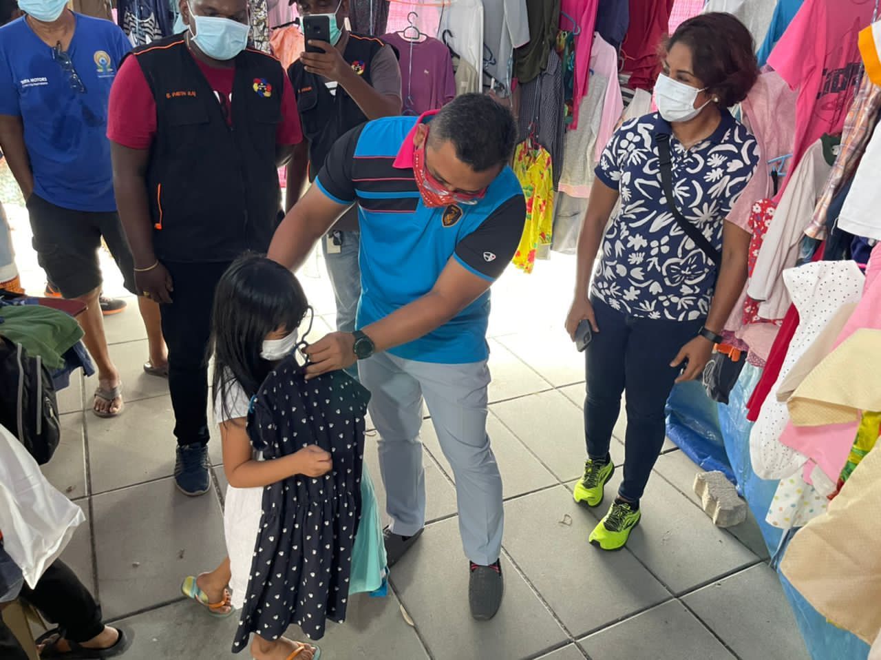 ஸ்ரீ  மூடா ஸ்ரீ மகா மாரியம்மன் ஆலய வளாகத்தில் இலவசமாக உடைகள் விநியோகம்