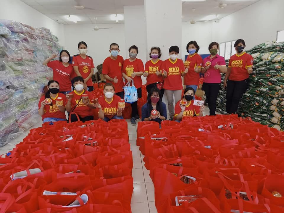 王诗棋服务中心取消元旦庆典 改买年货为千户送暖