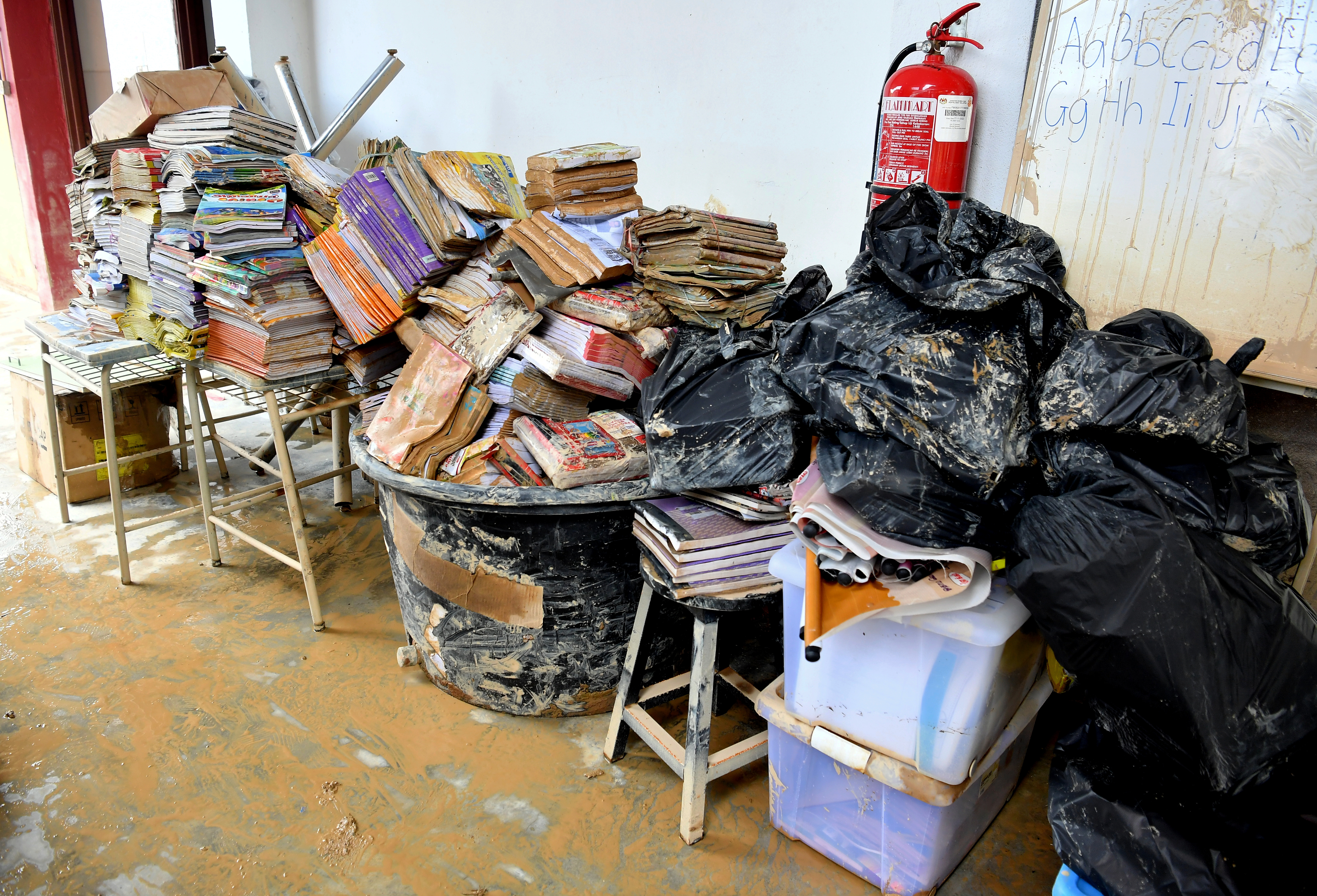 KPM ganti buku teks rosak akibat banjir