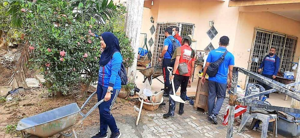 安邦再也警区派48人 连续3日到乌冷助灾黎清洗住家