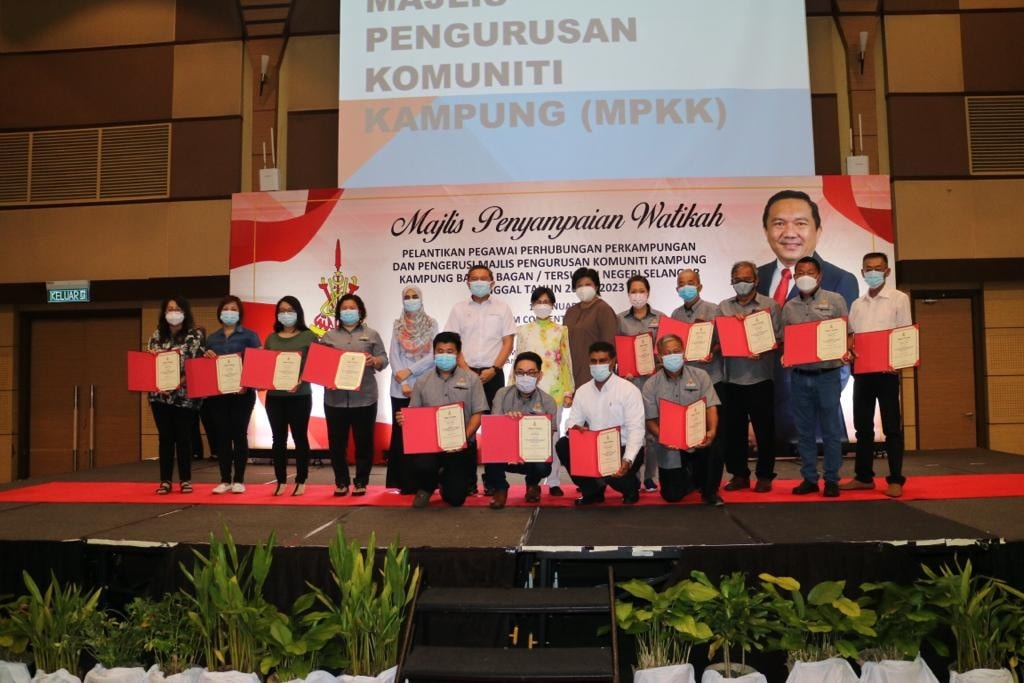 77 termasuk 11 wanita terima watikah pelantikan ketua kampung baru, bagan