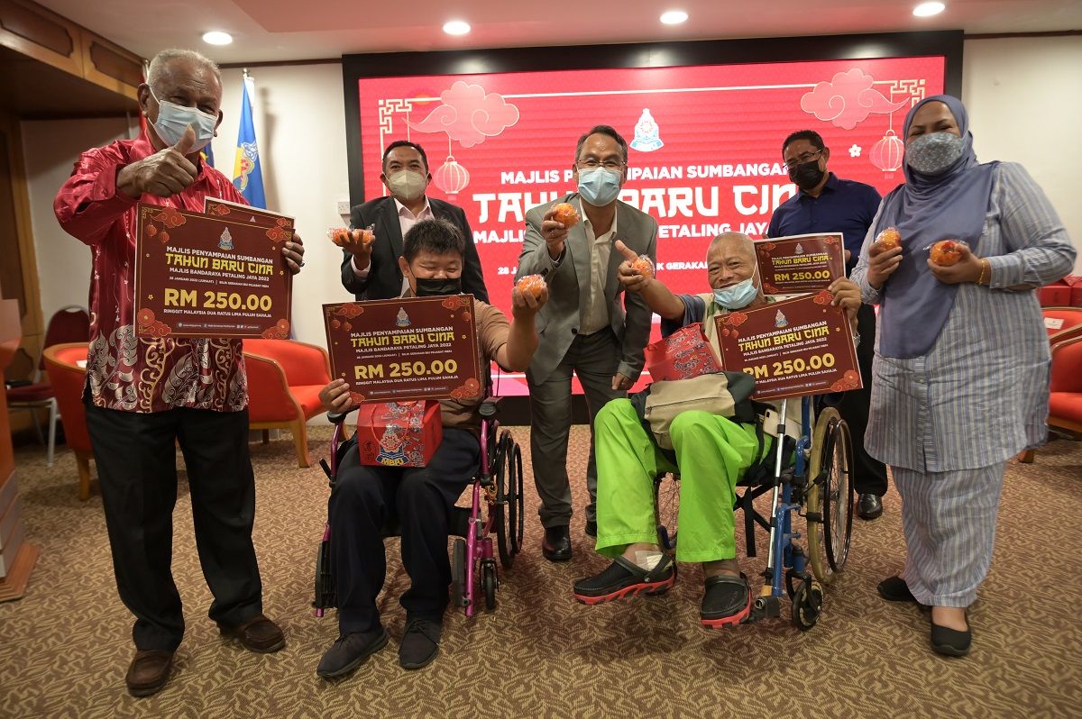 MBPJ beri bantuan, rai 50 keluarga susah sempena Tahun Baharu Cina