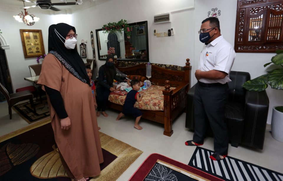 MB stops by home of late MBSJ worker to pay respects to family