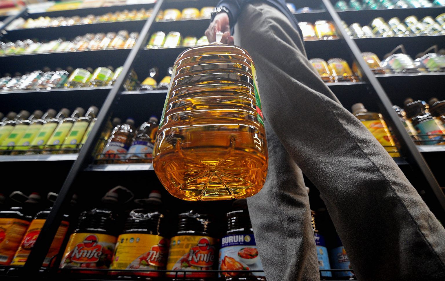 அக்டோபர் 8ஆம் தேதி முதல் 5 கிலோ சமையல் எண்ணெயின் விலை 2 ரிங்கிட் குறையும்