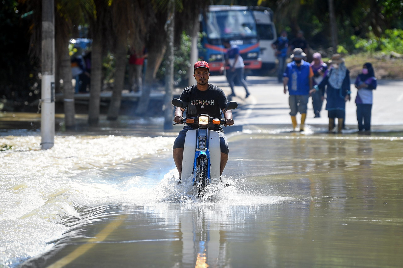 Kota Tinggi hit by flash floods