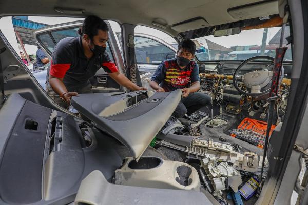 Pelajar STDC uji kemahiran, baiki kereta tenggelam bah secara percuma