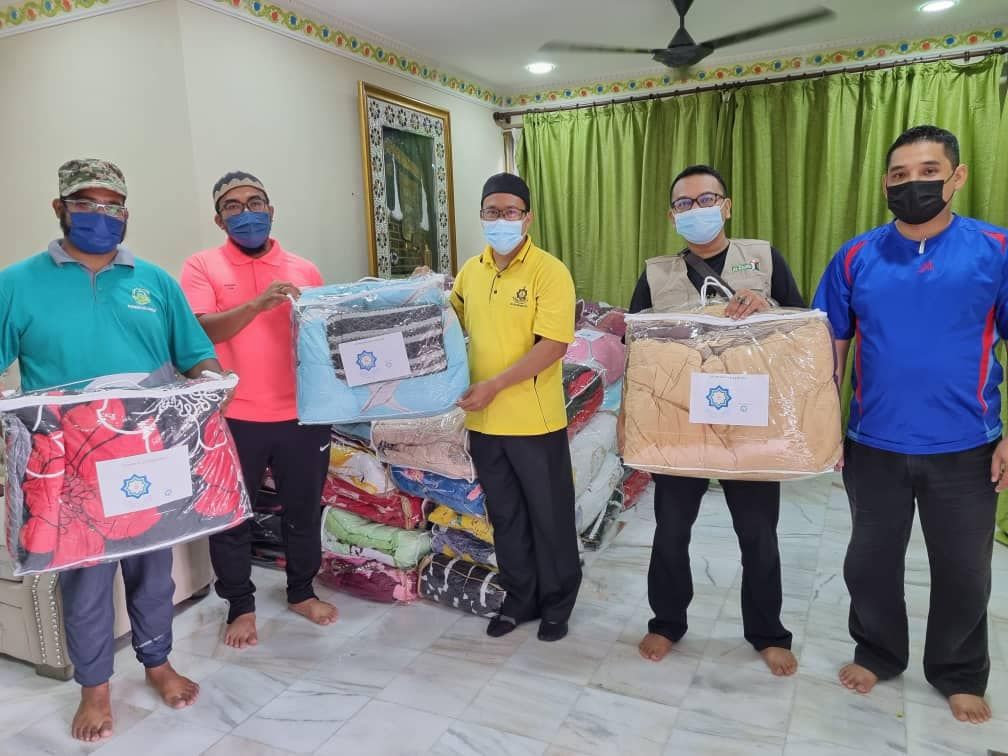 Banjir: Mais sumbang 150 set lapik tidur, beras kepada mangsa