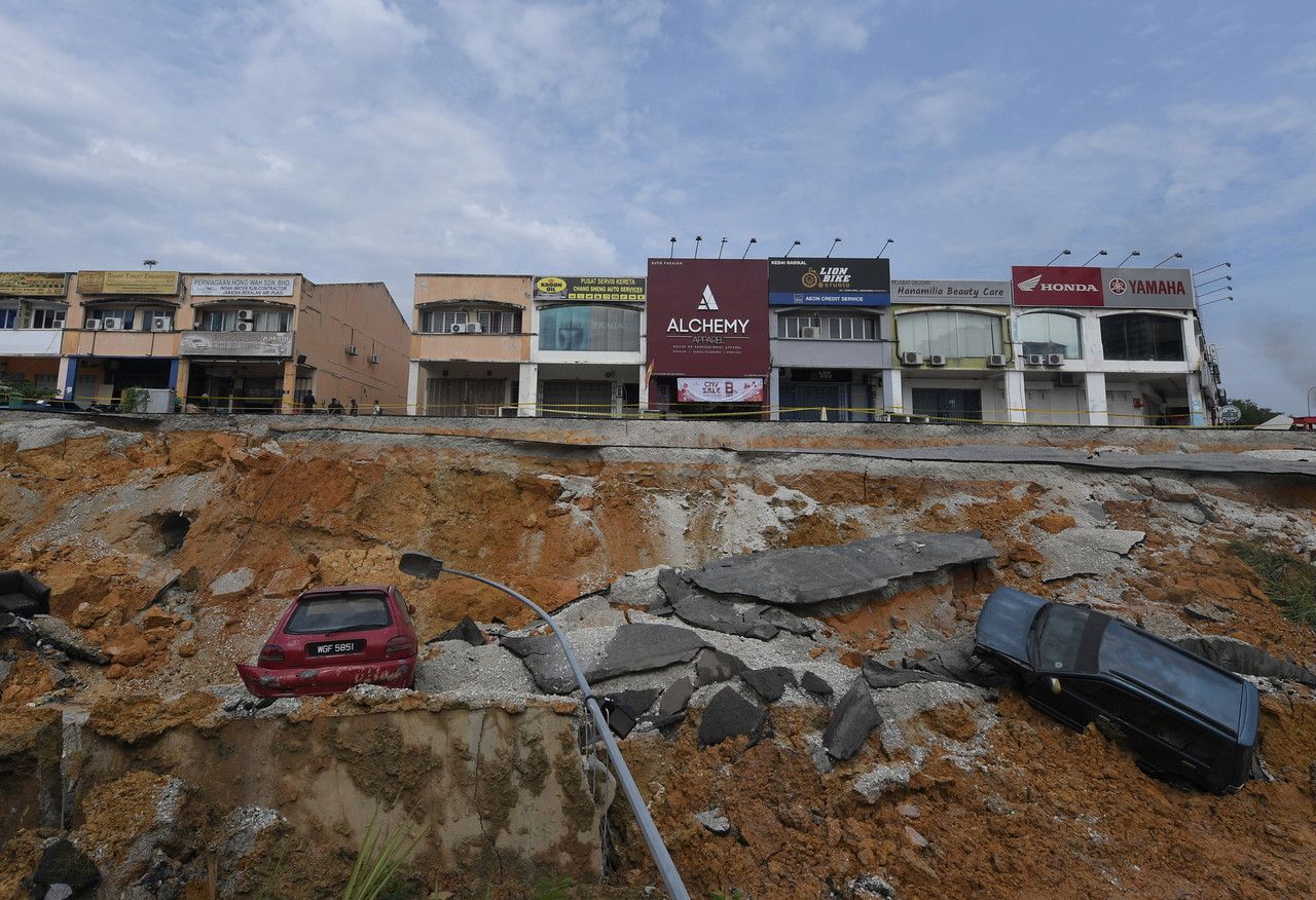 Tanah mendap: Cerucuk besi dipasang, elak runtuhan susulan berlaku