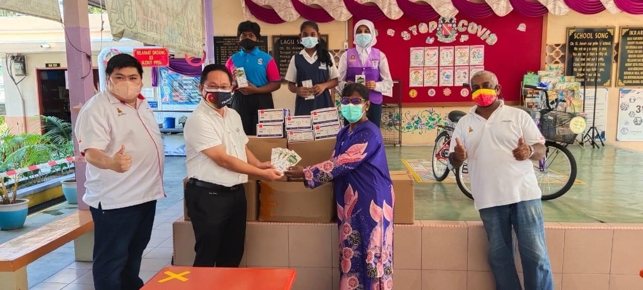 Lebih 600 pelajar susah sekitar Pandamaran terima bantuan RM100, beg sekolah