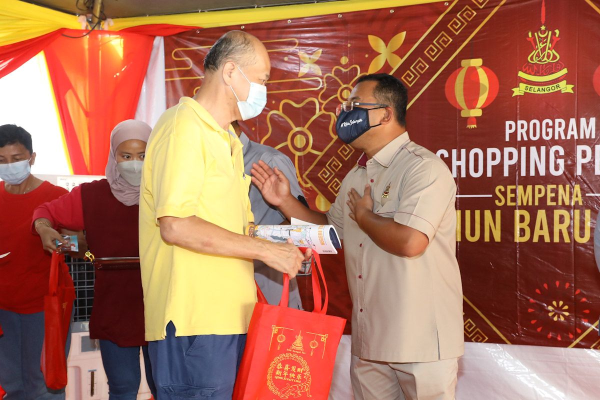 雪大臣走访双溪杜亚选区 350户华裔获购物劵喜办年货